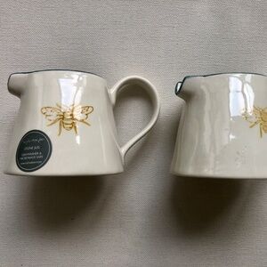 New‎ set of 2 Bee small stoneware jugs